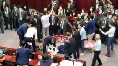  - Hong Kong parlamentosu savaş alanına döndü
- Pekin yanlısı ve demokrasi yanlısı vekiller birbirine girdi