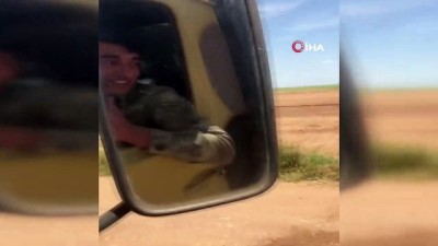  - Türk askerinden Suriyeli çocuklara çikolata sürprizi