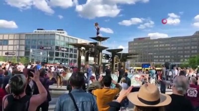 izinsiz gosteri -  - Almanya’da korona kısıtlamaları protesto edildi
- 30 protestocu gözaltına alındı Videosu