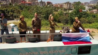  Antalya’da yerleşik Ruslar Zafer Bayramı’nı balkonlarda kutladı