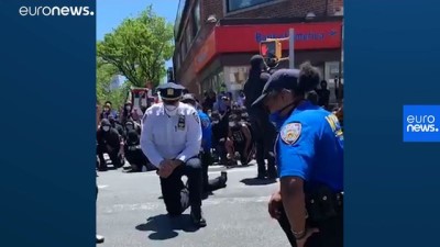 polis mudahale - ABD'de polis memurları 'polis şiddetine' karşı protestolara diz çökerek destek verdi Videosu