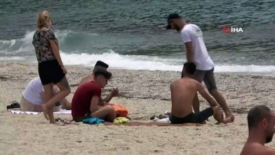  Alanyalılar 2.5 aydır hasret kaldığı denizin tadını çıkardı