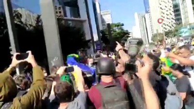 polis siddeti -  Brezilya'da Bolsonaro Yanlıları Ve Karşıtları Karşı Karşıya Geldi
- Bolsonaro, Yandaşlarını At Üstünde Maske Takmadan Selamladı Videosu