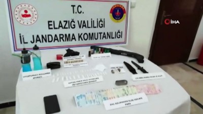  Elazığ'da uyuşturucu taciri, silahlarla yakalandı