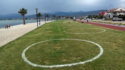  Fethiye’de sahil bandında çemberli sosyal mesafe dönemi
