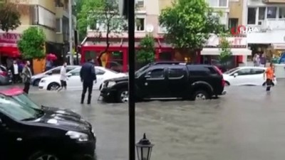  İzmir’de yağış hayatı felç etti, caddeler göle döndü