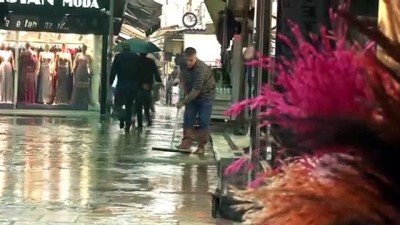  İzmir’de yağış hayatı felç etti, caddeler göle döndü