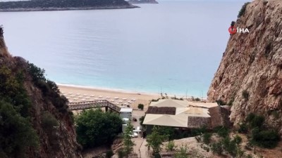  Kaputaş plajı, yasaktan kurtuldu yağmura takıldı