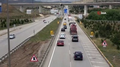  Kısıtlama kaldırıldı, sürücüler yollara akın etti: ’kilit kavşak’ta trafik yoğunluğu