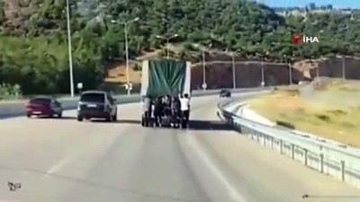  Patenci gençlerin çevre yolunda kamyon arkasında tehlikeli yolculuğu kamerada