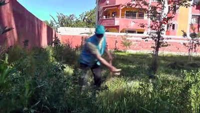  Vefa ekibi 80 yaşındaki kadının bahçesindeki otları biçti