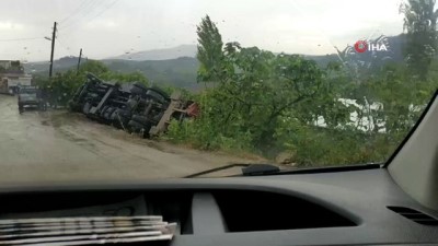  Virajı alamayan vinç devrildi