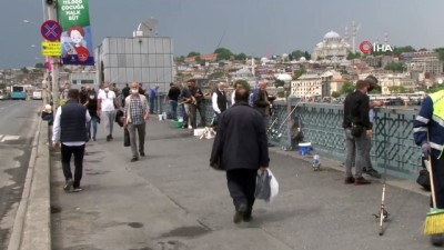 balik tutma -  Yasağın kalkmasıyla Galata Köprüsü'ne balık tutmaya koştular Videosu