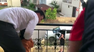 demir korkuluk -  Başı balkon demirlerine sıkışan minik kızı itfaiye ekipleri kurtardı Videosu