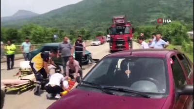 sanayi sitesi -  İki otomobil çarpıştı: 1’i ağır 3 yaralı Videosu