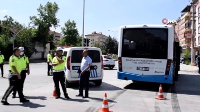  Malatya'da otobüs ile otomobil çarpıştı: 2 yaralı