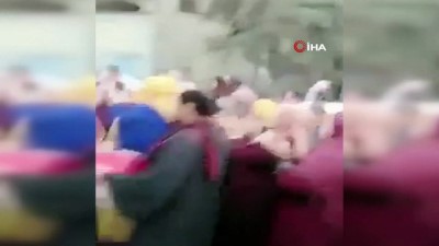 polis merkezi -  - Mısırlı çift düğününde sosyal mesafeyi korumak için dozer üzerinde katıldı
- Korona’dan damat ve gelini kurmak için dozer üstünde devetçiler arasında gezdi Videosu