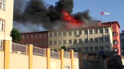  Ortaokulun çatısında yangın