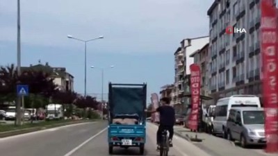 bisiklet -  Bisikletle tehlikeli yolculuk kamerada Videosu