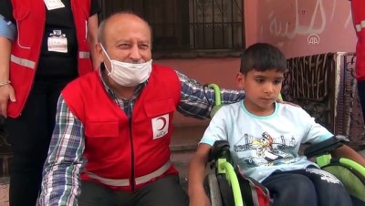 engelli cocuk - Çöpten atık toplayan Suriyeli çocuğa Türk Kızılay yardım etti - HATAY Videosu