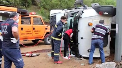  Domaniç'te hafriyat kamyonu devrildi: 1 yaralı