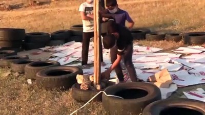 calisan cocuklar - Lastiklerden yaptıkları sahada voleybol oynuyorlar - SİİRT Videosu