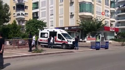 polis merkezi -  Sinir krizi geçirip eşyalarını sokağa fırlatan adam özel harekat polislerince  koçbaşıyla kapısı kırılarak evden alındı Videosu
