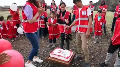 mazlum - Türk Kızılay köy çocuklarını hediyelerle sevindirdi - AĞRI Videosu