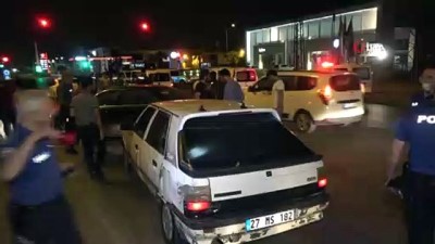 polis merkezi -  Adana'da filmleri aratmayacak kovalamaca... Polise çarpıp kaçan otomobil kovalamaca sonucu yakalandı, araçta 16 kilo esrar çıktı Videosu
