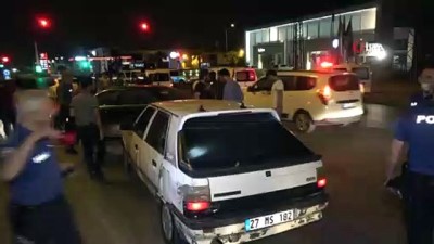  Adana'da filmleri aratmayacak kovalamaca... Polise çarpıp kaçan otomobil kovalamaca sonucu yakalandı, araçta 16 kilo esrar çıktı
