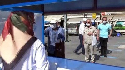  Diyarbakır’da vakalar artınca üretici, vatandaşlara ücretsiz maske dağıttı