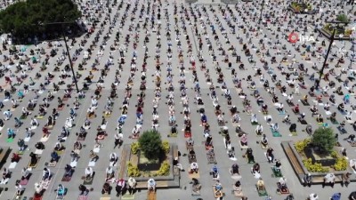  Esenyurt Meydanı'nda binlerce kişi Cuma namazında buluştu