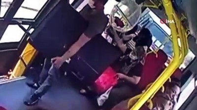  Gündüz vakti çaldığı televizyonla sokaklarda gezdi, dolmuşa binip eve götürdü...O anlar kamerada