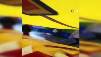  İzmir'de cadde ve sokaklar yağış nedeniyle göle döndü