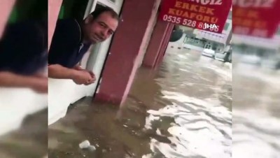  Karabağlar'da sağanak sonrası ev ve iş yerleri sular altında kaldı