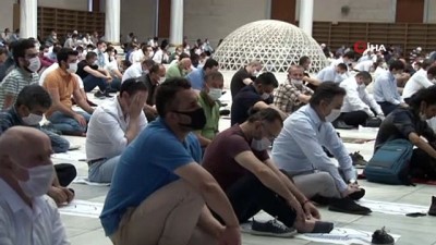  Kocatepe'de sosyal mesafeli Cuma namazı