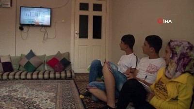 egitim hayati -  Mülteci ailelerden ‘online’ ders için Türkiye’ye büyük teşekkür Videosu