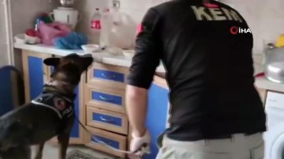  Oturma odasındaki kanepenin altında 6 kilo 771 gram eroin ele geçirildi