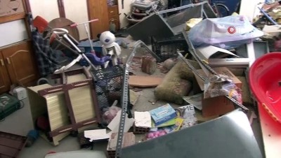  Park halinde freni boşalan hafriyat kamyonu binaya daldı