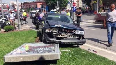  Sakarya’da tırın sürüklediği araç kaldırımdaki reklam tabelasına çarparak durabildi