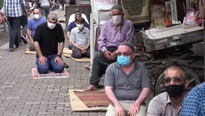 mazda -  Sosyal mesafeli üçüncü cuma namazı kılındı Videosu
