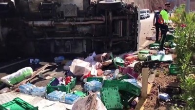  Antalya'da gıda yüklü kamyon devrildi: 1 yaralı