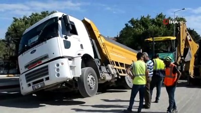felaket -  Ayvalık'ta asfalt çalışması sırasında yol çöktü Videosu