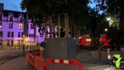 asiri sag - Gandhi ve Mandela’nın Parlamento Meydanında bulunan heykelleri korumaya alındı (2) - LONDRA Videosu