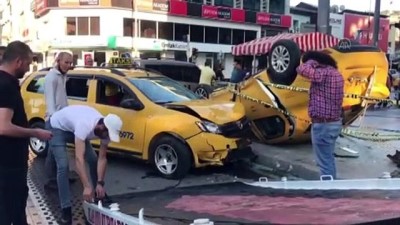 İki taksinin çarpıştığı kazada sürücüler yaralandı - İZMİR