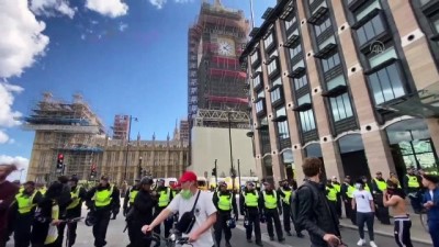 Parlamento binası önünde iki grup arasında gerginlik (2) - LONDRA