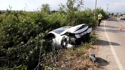 saglik ekibi - Şarampole devrilen otomobilin sürücüsü yaralandı - ANTALYA Videosu
