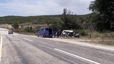 korkuluk - Balıkesir'de otomobil köprünün korkuluklarına çarptı: 6 ölü Videosu