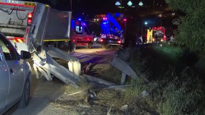 İstanbul'da devrilen çöp kamyonunun sürücüsü yaralandı