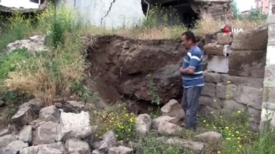mustakil ev -  Mahalleliyi tedirgin eden göçük...Göçükte mağara ortaya çıktı, boş evin duvarı yıkıldı Videosu